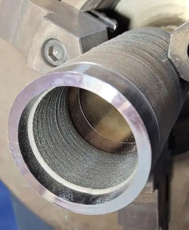 Impressió híbrida multimaterial: com la tecnologia DED integra tres metalls diferents en una sola peça