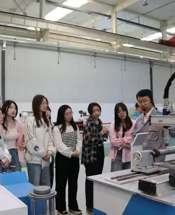 Deepening Industry-Education Integration ｜ Teachers and Students from Xi’an University Explore Shaanxi Intelligent Remanufacturing Innovation Center to Jointly Delve into the Future of Intelligent Remanufacturing